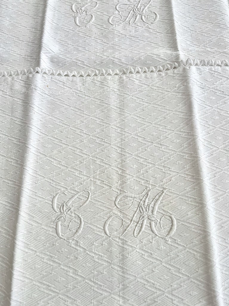 taies-oreiller-broderie-blanche-plumetis-pique-de-coton-chiffe-cm-boutons-nacre-linge-de-lit-ancien-antiquite-brocante