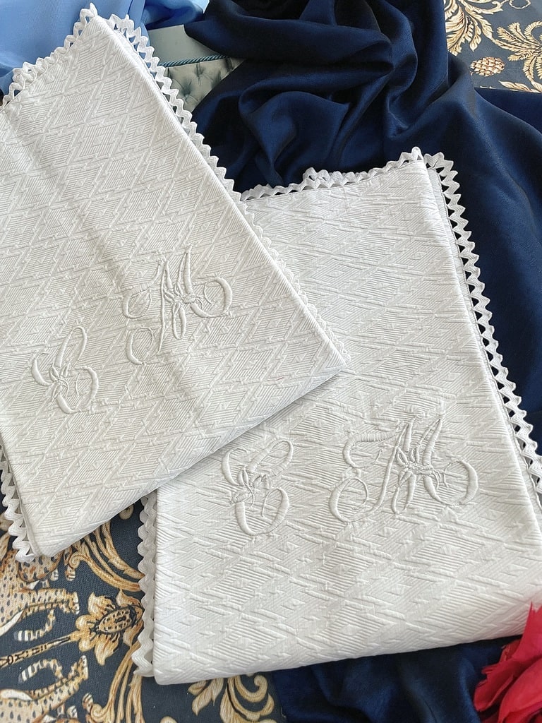 2-taies-oreiller-anciennes-pique-de-cton-dentelle-monogramme-initiales-chiffre-broderie-blanche-fait-main-linge-de-lit-trousseau-brocante