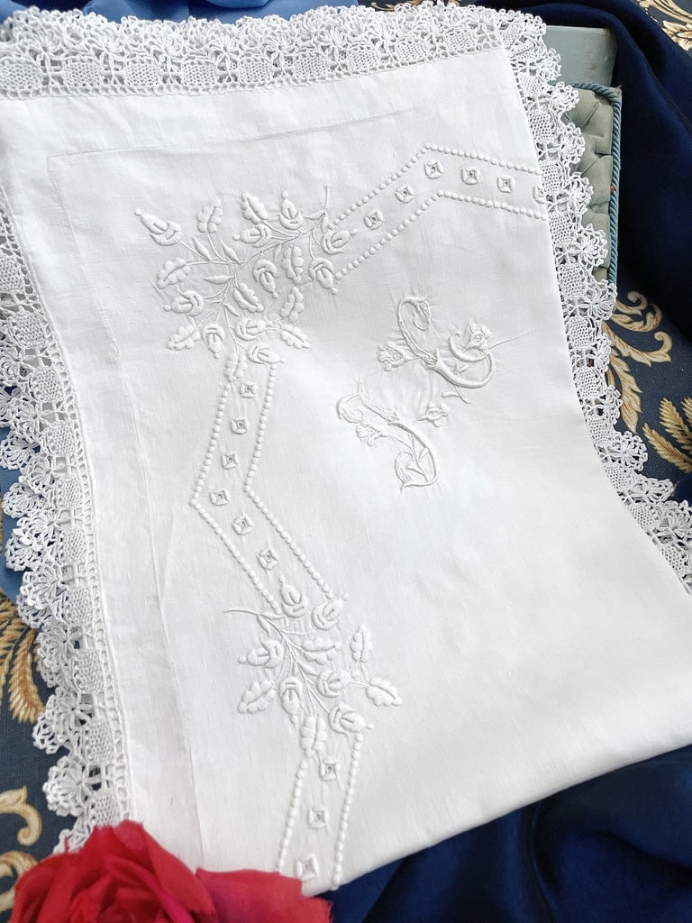 taie-d-oreiller-ancienne-en-fil-de-lin-fin-chiffree-jc-brode-main-au-plumetis-dentelle-antiquite-brocante