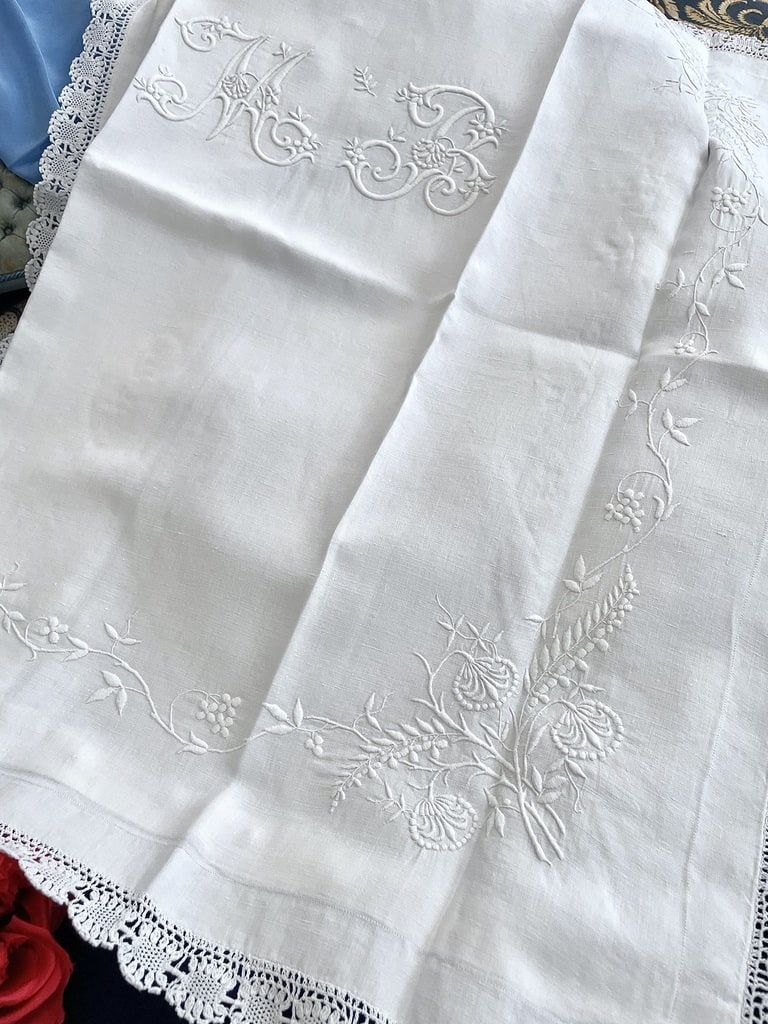ancienne-taie-d-oreiller-brodee-main-dentelle-monogramme-plumetis-jours-boutons-nacre-linge-de-lit-antiquite-brocante