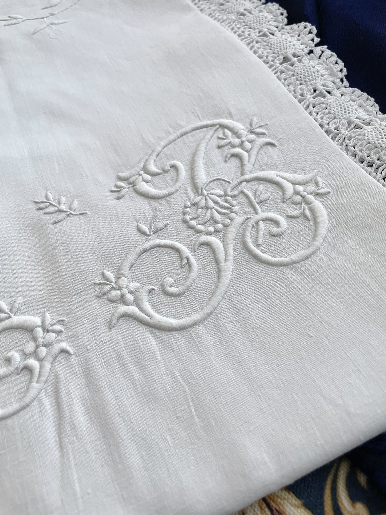 linge-ancien-taies-couvertures-piquees-dessus-de-lit-mariage-draps-brodes-main-monogrammes-initiales