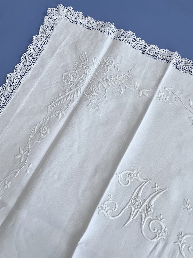 taie-d-oreiller-ancienne-brodee-main-fil-de-lin-linge-ancien-trousseau-mariage-anitiquite-brocante-shabby-chic-monogrammes-initiales-jours-dentelle-antiquite