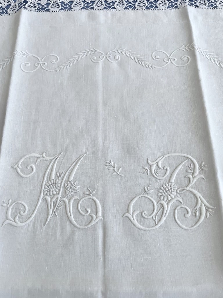 taie-oreiller-ancienne-en-lin-monogramme-mb-linge-ancien-antiquite-brocante-dentelle-broderie-blanche-lit-chambre-hote
