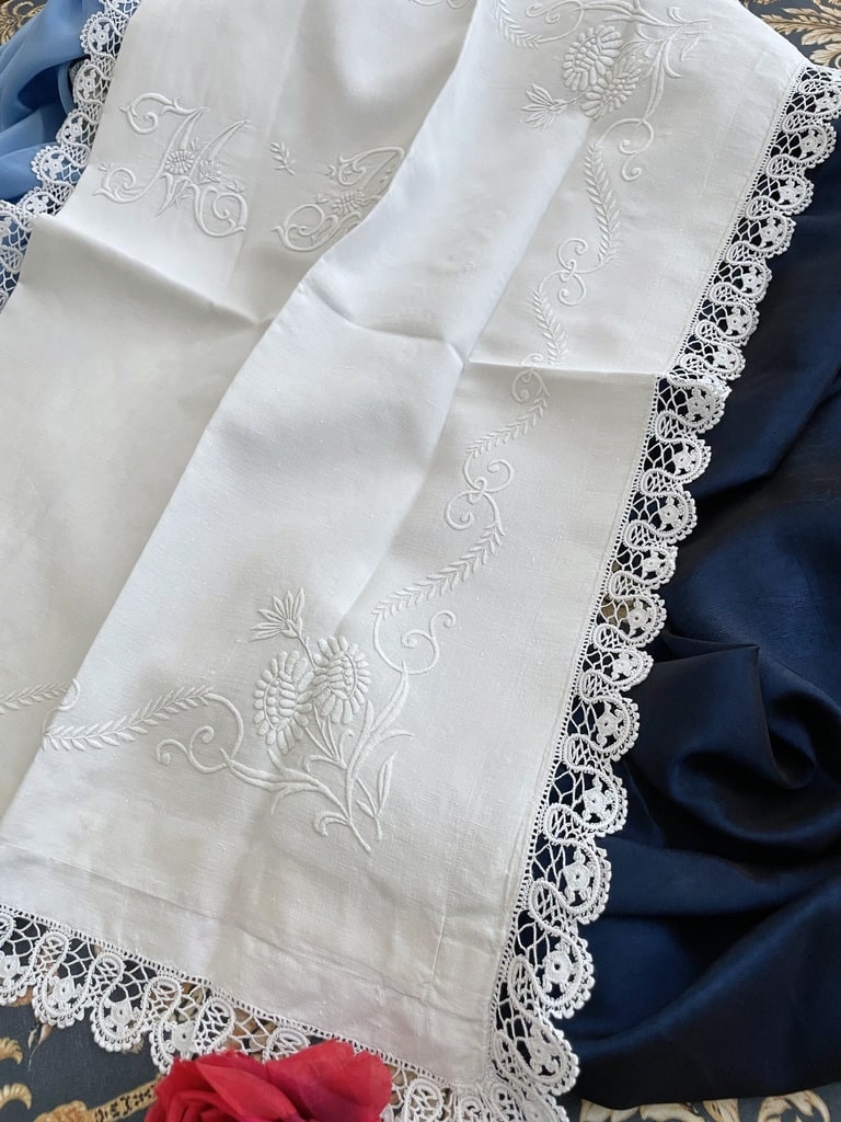 linge-ancien-taie-oreiller-de-mariage-fil-de-lin-brodee-main-broderie-blanche-monogramme-mb-antiquite-brocante