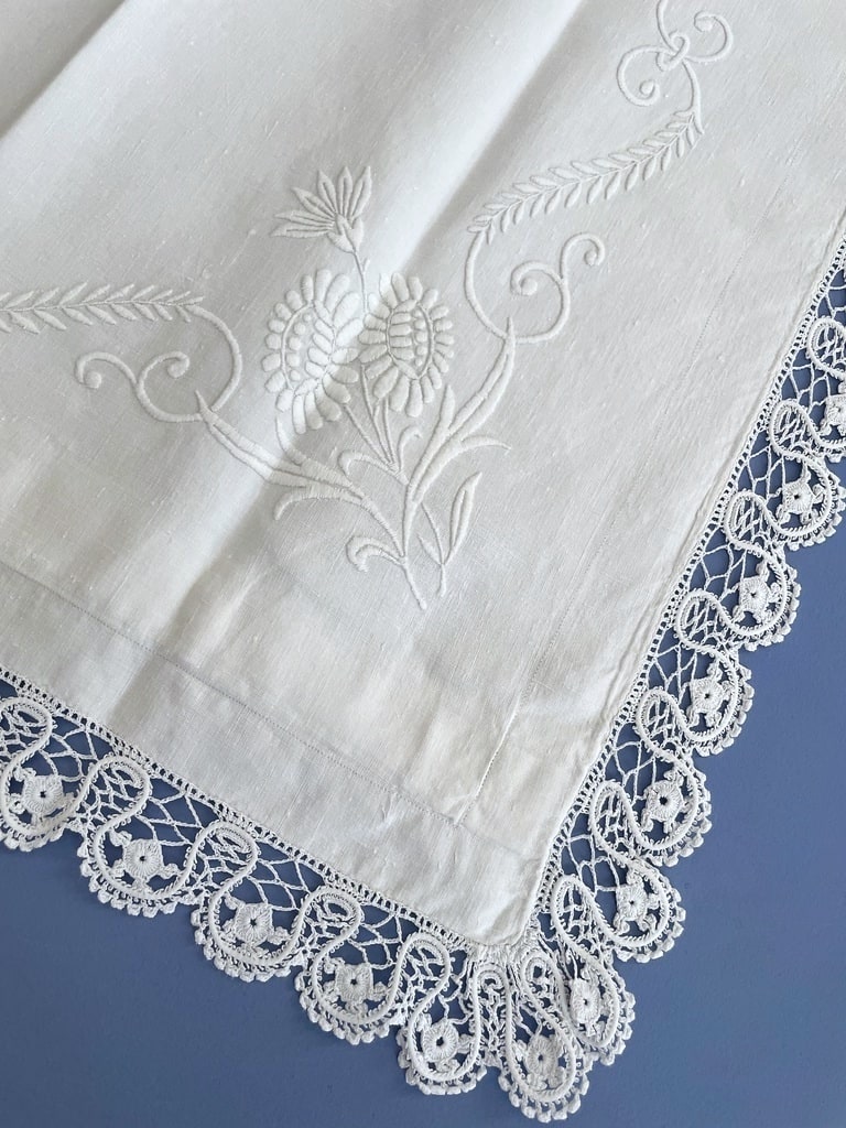 broderie-blanche-dentelle-monogramme-linge-ancien-couvertures-pique-mariage-lin-coton-metis-antiquite