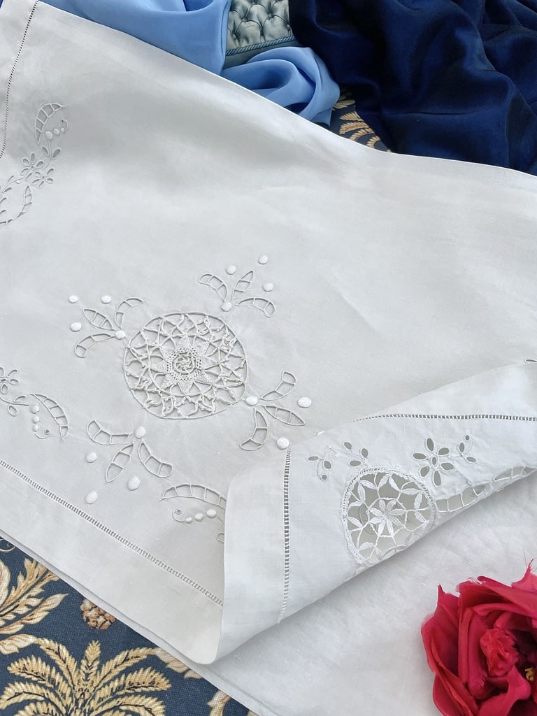 pochette-nuisette-linge-ancien-en-lin-brode-main-xixe-broderie-blanche-dentelle-jours-incrustations-antiquite-brocante