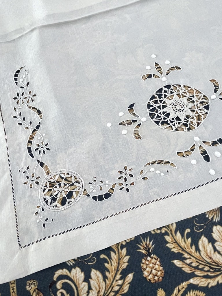 linge-ancien-pochette-nuisette-en-fil-de-lin-broderie-fleurs-de-lys-antiquite-brocante