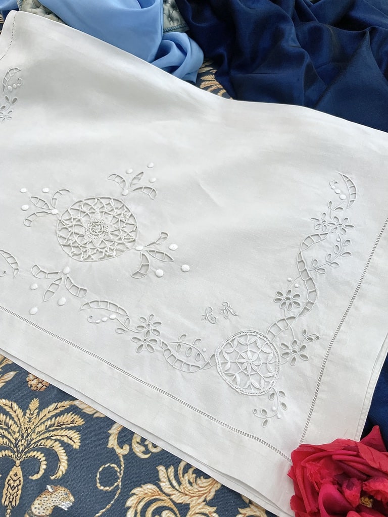 linge-ancien-pochette-linge-fin-nuit-nuisette-chemise-jour-broderie-blanche-fait-main-antiquite-brocante