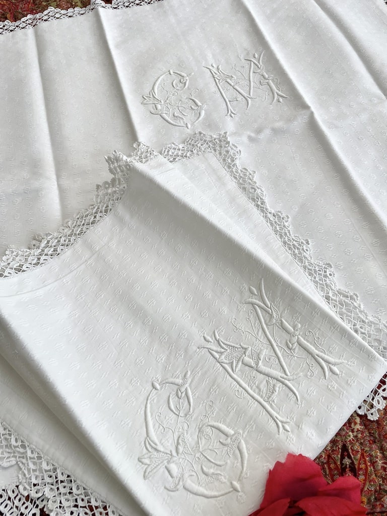 paire-taie-oreiller-ancienne-en-pique-de-coton-broderie-main-plumetis-dentelles-linge-ancien-lit-chambre-antiquite
