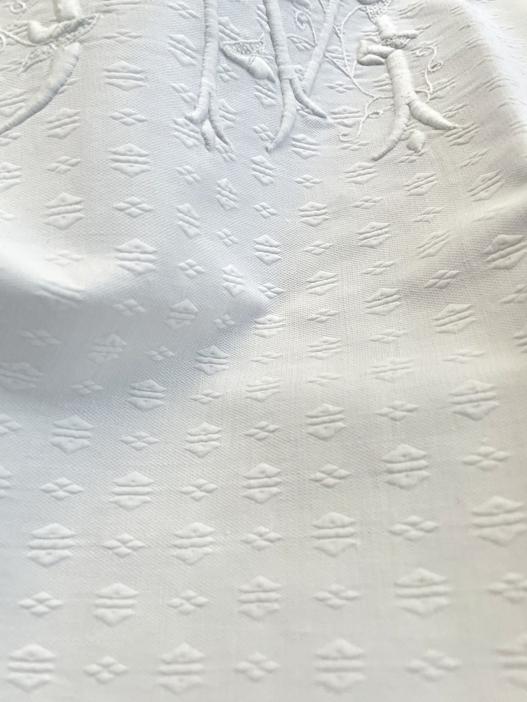linge-de-lit-ancien-en-lin-draps-taies-oreiller-traversin-couvertures-mariage-dessus-de-lit-antiquite-brocante