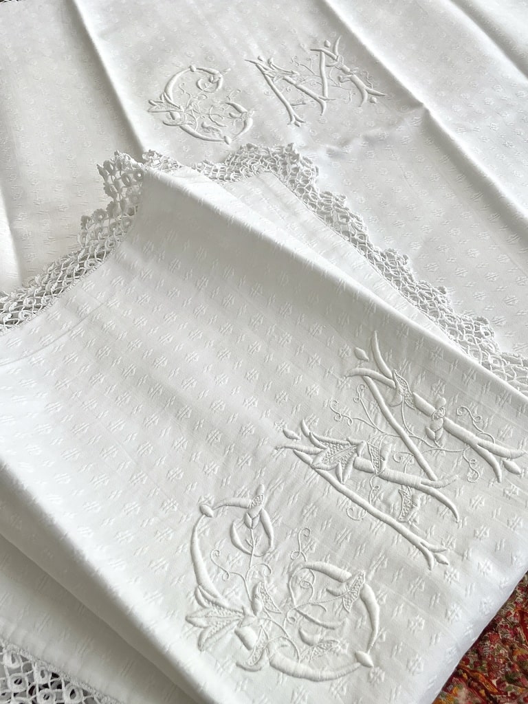 taies-ancienne-en-pique-de-coton-initiales-cm-brodees-main-boutons-nacre-linge-ancien-lit-chambre-antiquite-brocante