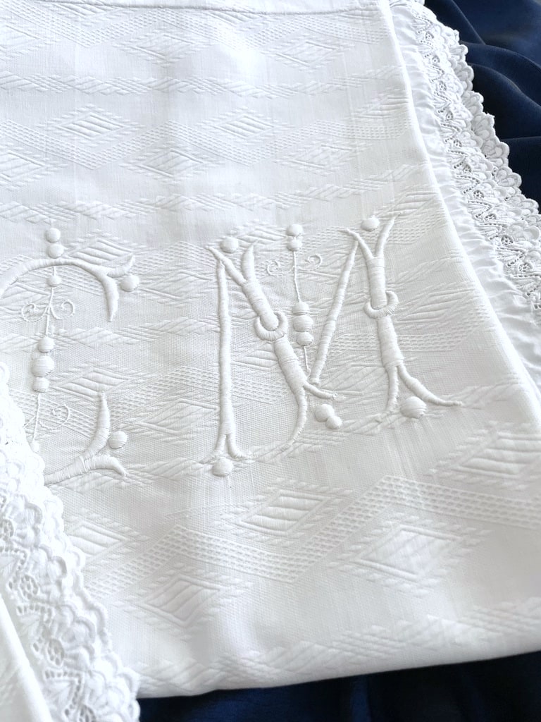 paire-taies-oreiller-pique-de-coton-broderie-blanche-brodees-main-antiquite-brocante-linge-ancien