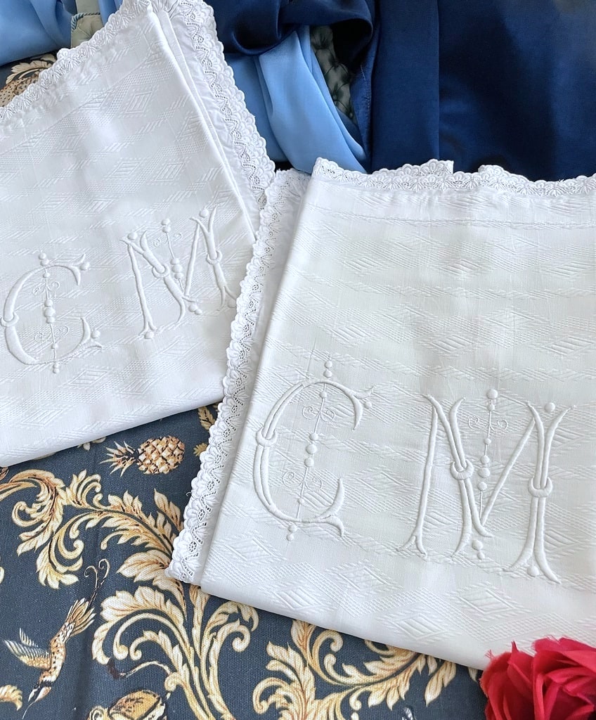 paire-taies-oreiller-linge-ancien-pique-de-coton-brode-main-monogramme-cm-antiquite-brocante-linge-de-lit-dentelle