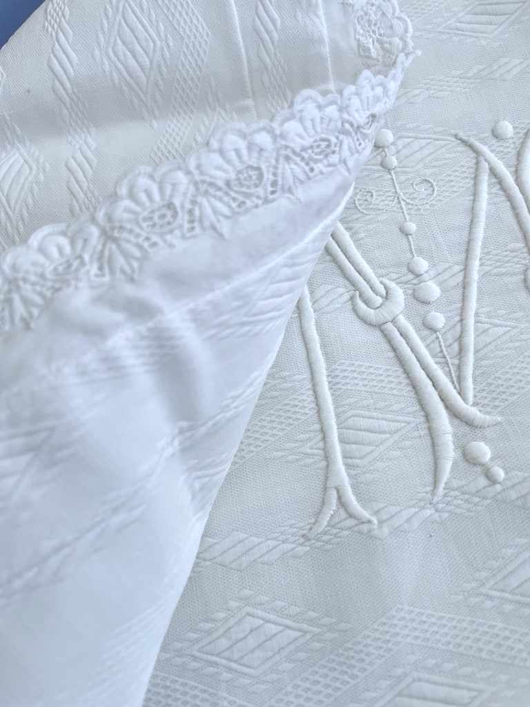 taies-doreiller-anciennes-pique-de-coton-brode-main-monogramme-cm-antiquite-linge-ancien-brocante-literie