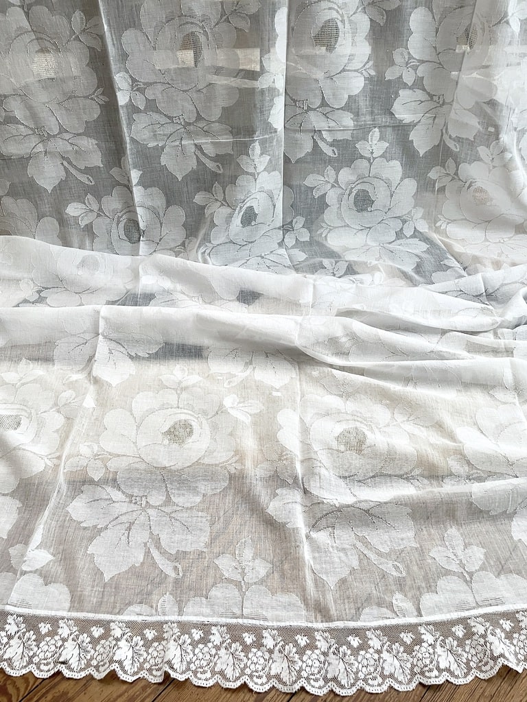 paire-rideaux-anciens-voilage-voile-de-coton-fleurs-roses-dentelle-stores-linge-de-maison-antiquite-brocante