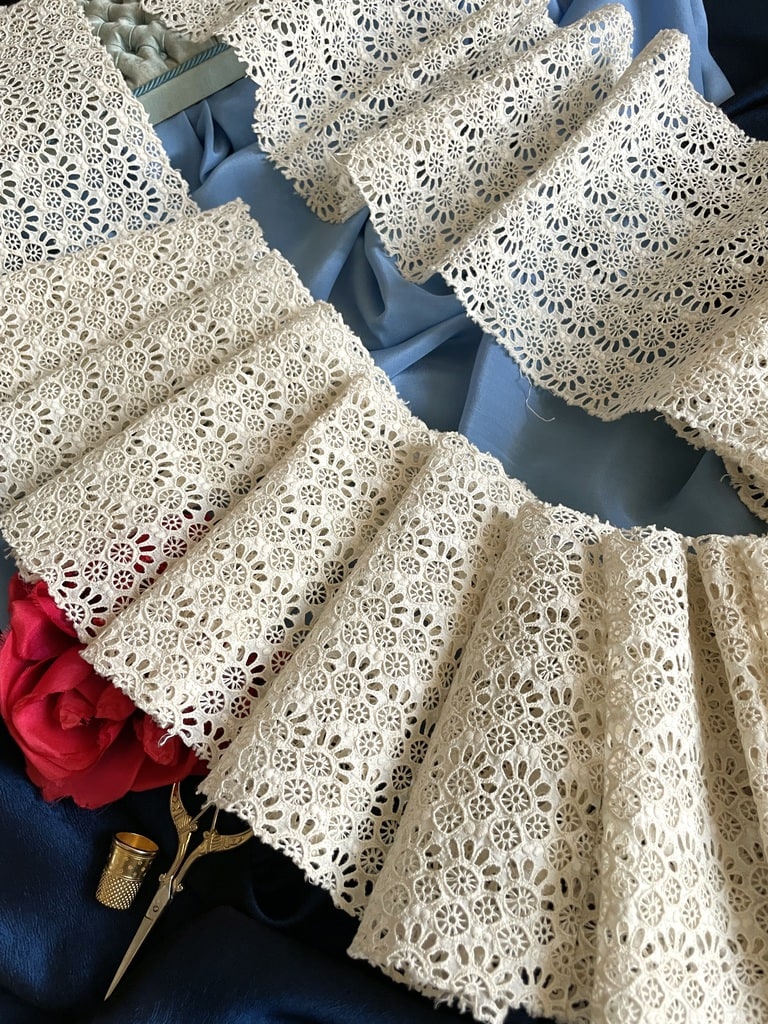 broderie-anglaise-percale-coton-mercerie-ancienne-couture-costume-ouvrage-antiquite-brocante