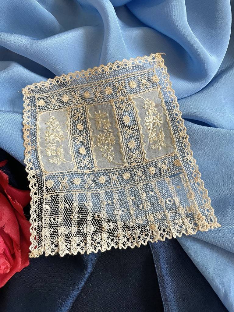 linge-ancien-poupee-dentelle-tulle-rebrode-soie-linon-collection-robe-manchette-antiquite-brocante