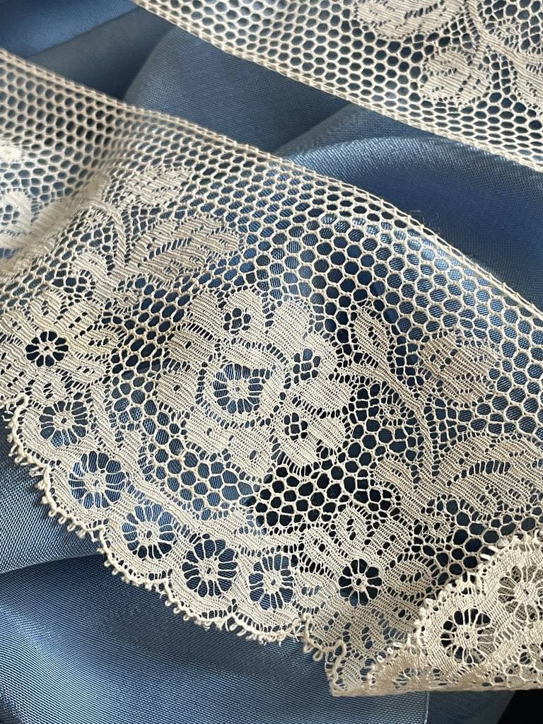 MAYJOYDIY Ruban En Dentelle Tressée En Daim Avec Bordure Métallique Pour Rideaux, Abat-jour, Sac De Couture, Costume, Loisirs Créatifs - 9,9 M - Noir Et Doré - 1,3 Cm