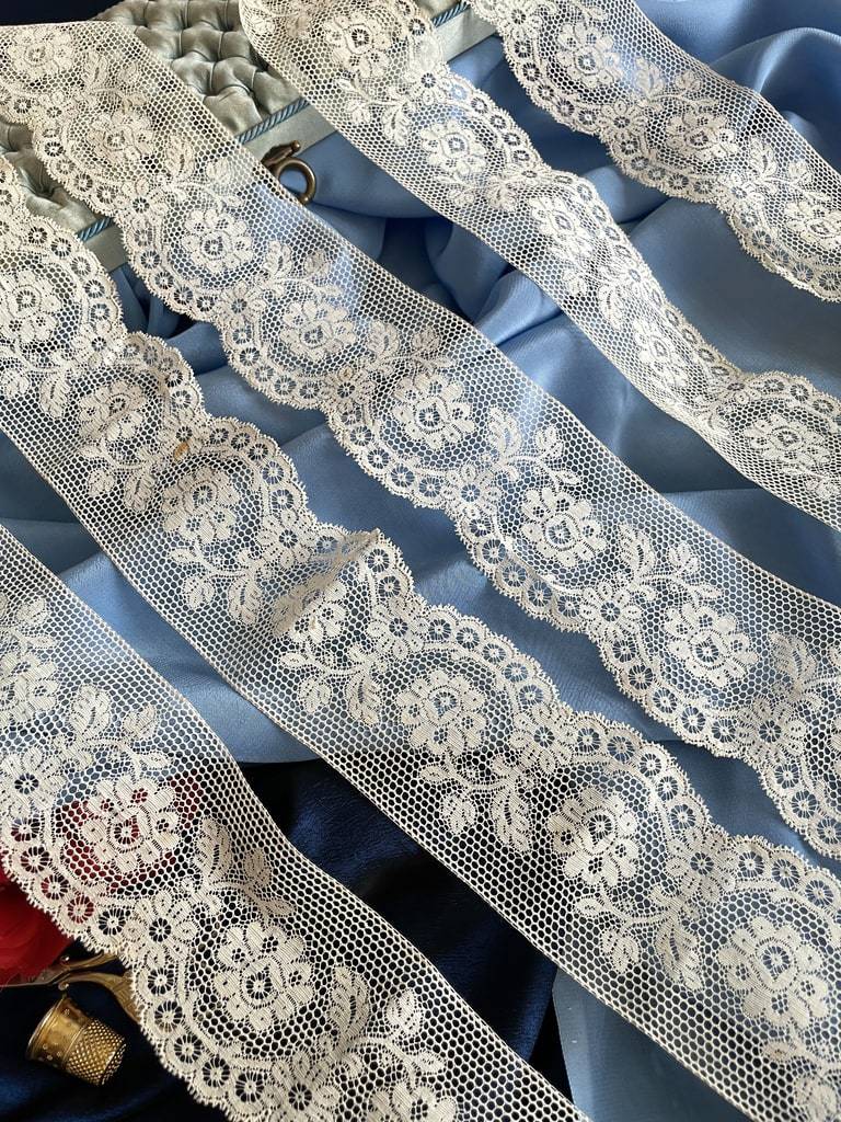 dentelle-de-valenciennes-mercerie-ancienne-jupon-volant-poupee-costume-ancien-couture-antiquite-brocante