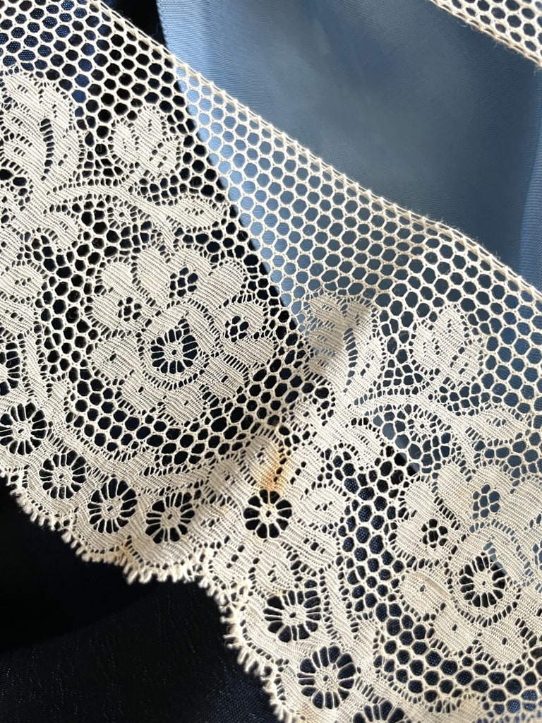 dentelle-de-valenciennes-ancienne-au-bon-marche-antiquite-brocante-mercerie-linge-ancien