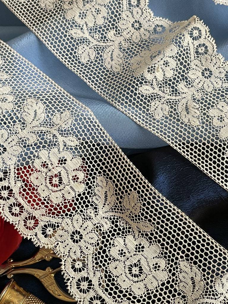 dentelle-ancienne-valenciennes-fuseaux-mercerie-costume-d-epoque-antiquite-brocante-en-ligne