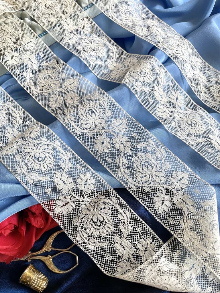 dentelle-entre-deux-valenciennes-mecanique-roses-mercerie-ancienne-poupee-ouvrage-costume-antiquite-brocante