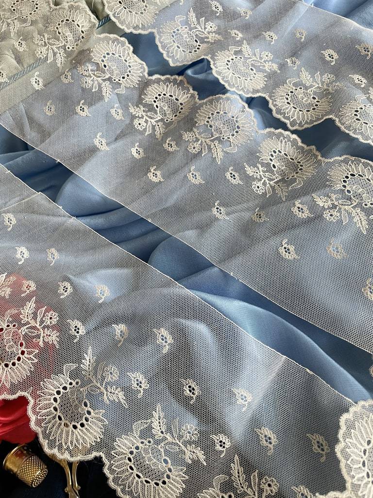 dentelle-ancienne-chantilly-blonde-fuseaux-mercerie-ancienne-fichu-jupon-vetement-de-poupee-antiquite-linge-ancien