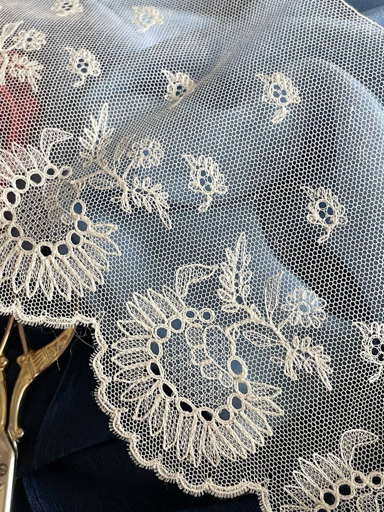 dentelle-de-chantilly-ancienne-couture-creation-mode-restauration-costume-epoque-antiquite-brocante