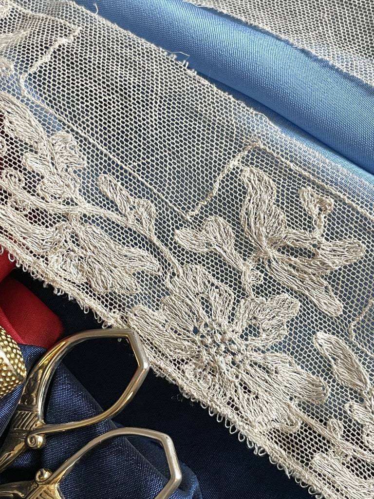 volant-tulle-coton-brode-fil-de-soie-rayonne-nuisette-linge-fin-plastron-costume-antiquite-brocante