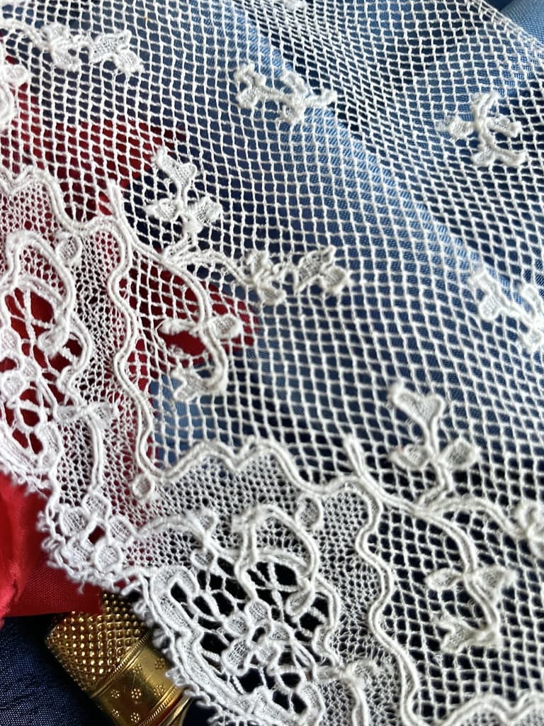 dentelle-ancienne-fuseaux-mailles-carrees-valenciennes-costume-jupon-mode-antiquite-brocante copie