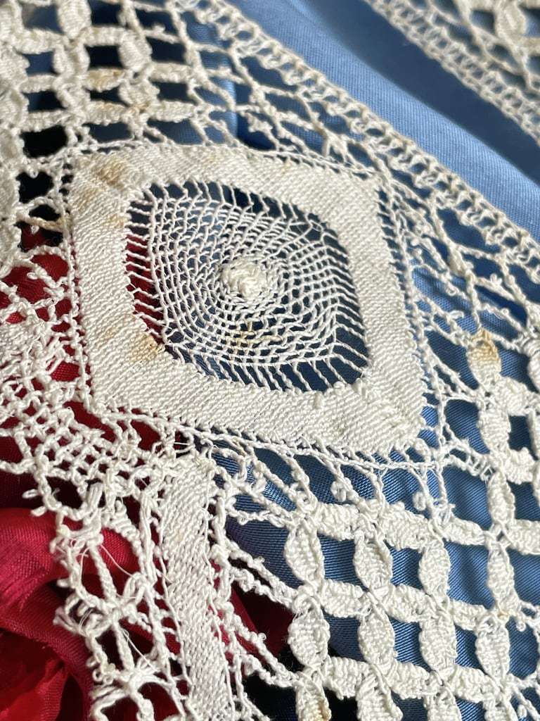 dentelle-fuseaux-mercerie-ancienne-boton-lin-volant-antiquite-brocante-vente-en-ligne