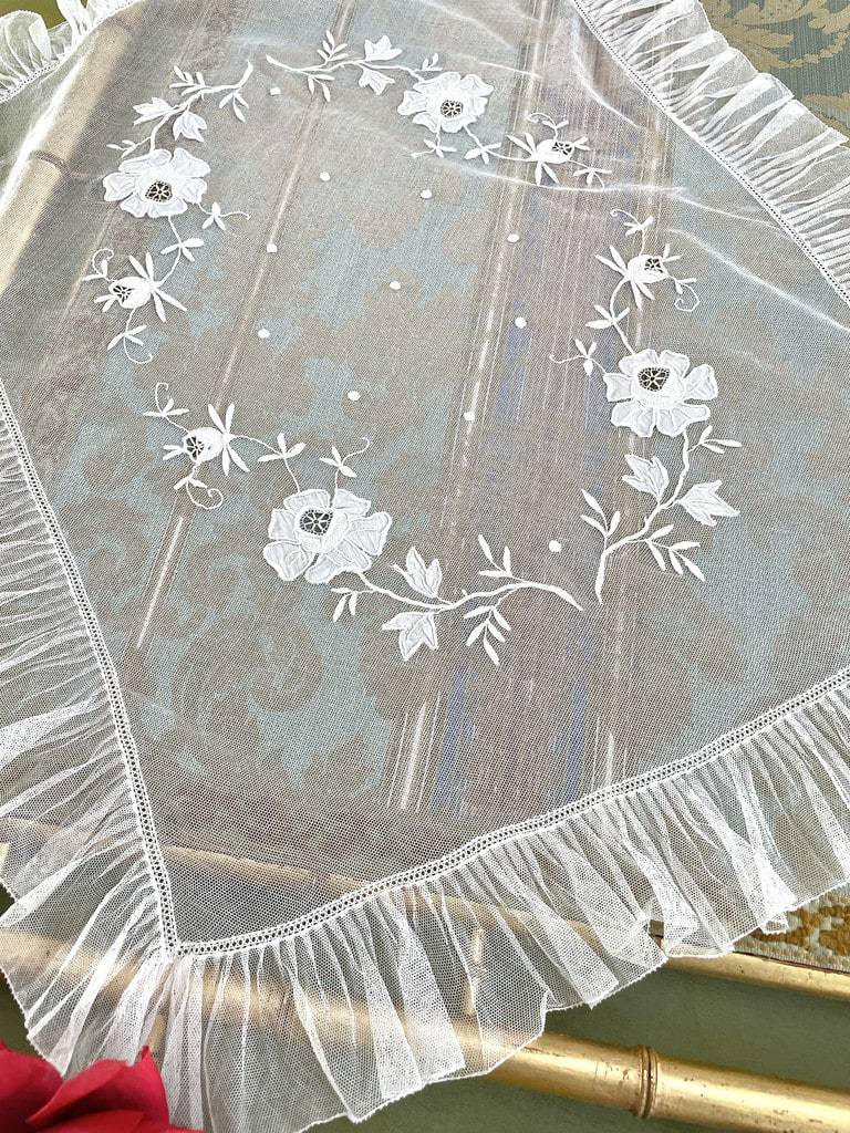 dessus de berceau tulle rebrode application coton dentelle bebe layette linge ancien antiquite brocante