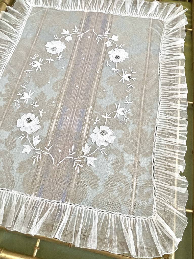 linge-ancien-bebe-dessus-berceau-tulle-broderie-blanche-application-antiquite-brocante