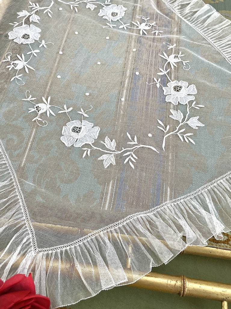 linge-ancien-berceau-bebe-tulle-layette-broderie-application-coton-enfant-antiquite