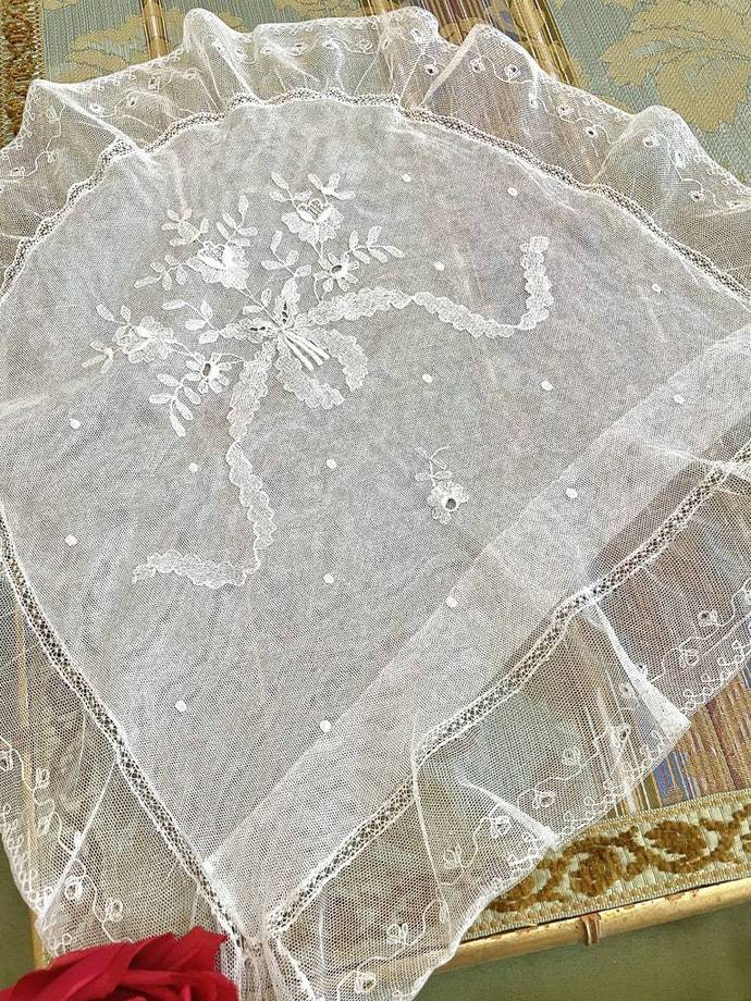 Belle petite nappe à thé carré. Surnappe. Brodée et Belle petite nappe à thé carré. Surnappe. Brodée et