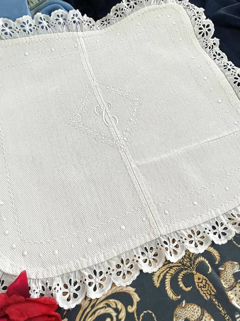 dessus-de-berceau-pique-de-coton-broderie-blanche-monogramme-linge-ancien-antiquite-brocante