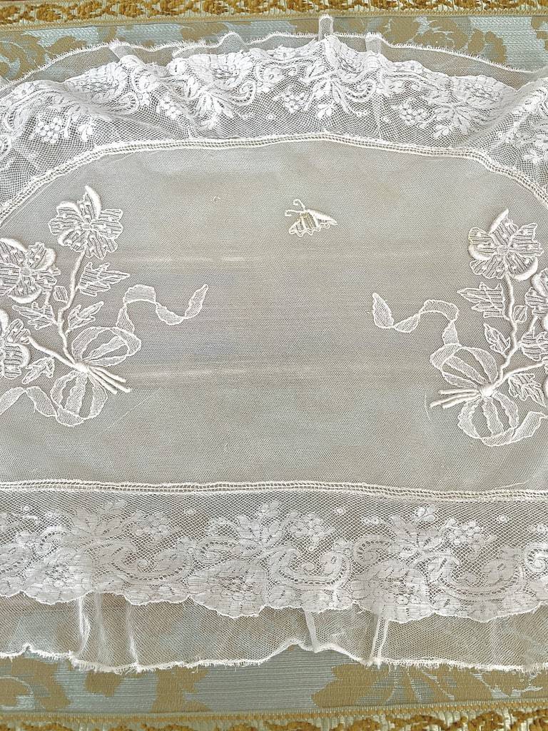 linge-ancien-berceau-taie-demi-lune-tulle-coton-brode-main-application-fleur-noeud-guirlande-volant-antiquite-linge-ancien