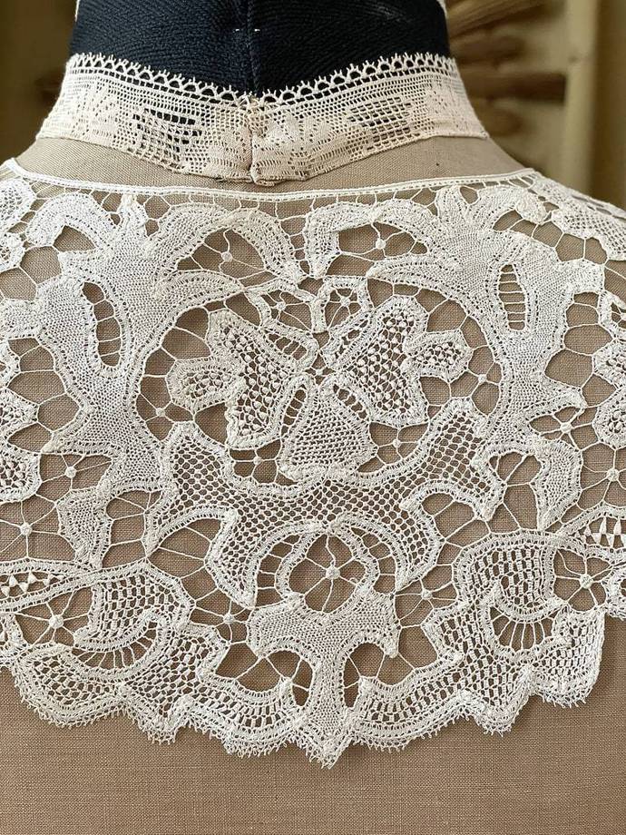 VENDU - Col ancien satin et organdi fleuri - Le Grenier de Lisette
