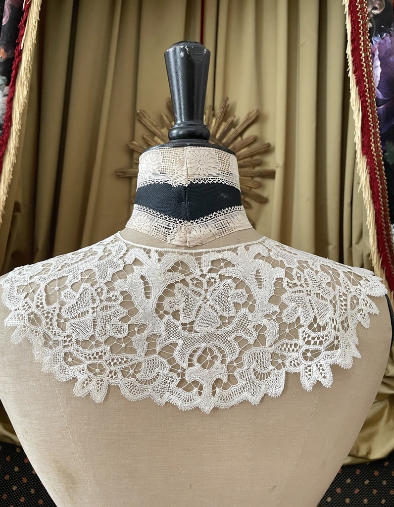 col-ancien-mode-femme-dentelle-renaissance-point-milan-aiguille-mode-ancienne-mercerie-antiquite