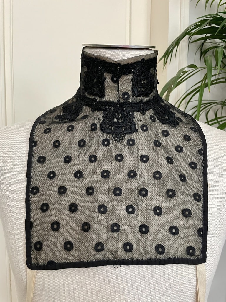 faux-col-rabat-amovible-plastron-broderie-tulle-noir-passementerie-art-deco-costume-ancien-parrement