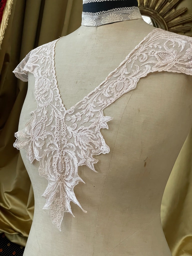 col-parrement-costume-ancien-mode-art-deco-tulle-rebrode-vetement-feminin-antiquite-brocante