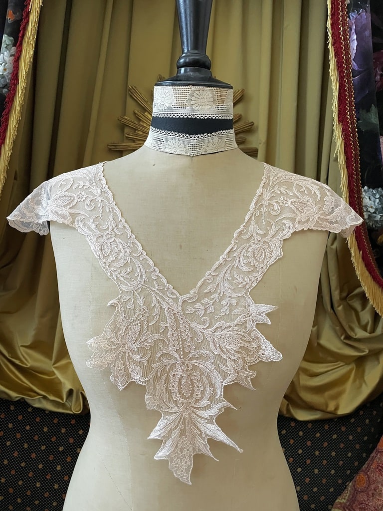 col-ancien-dentelle-tulle-brode-chamoix-empiecement-costume-ancien-mode-femme-antiquite-linge-ancien-mercerie