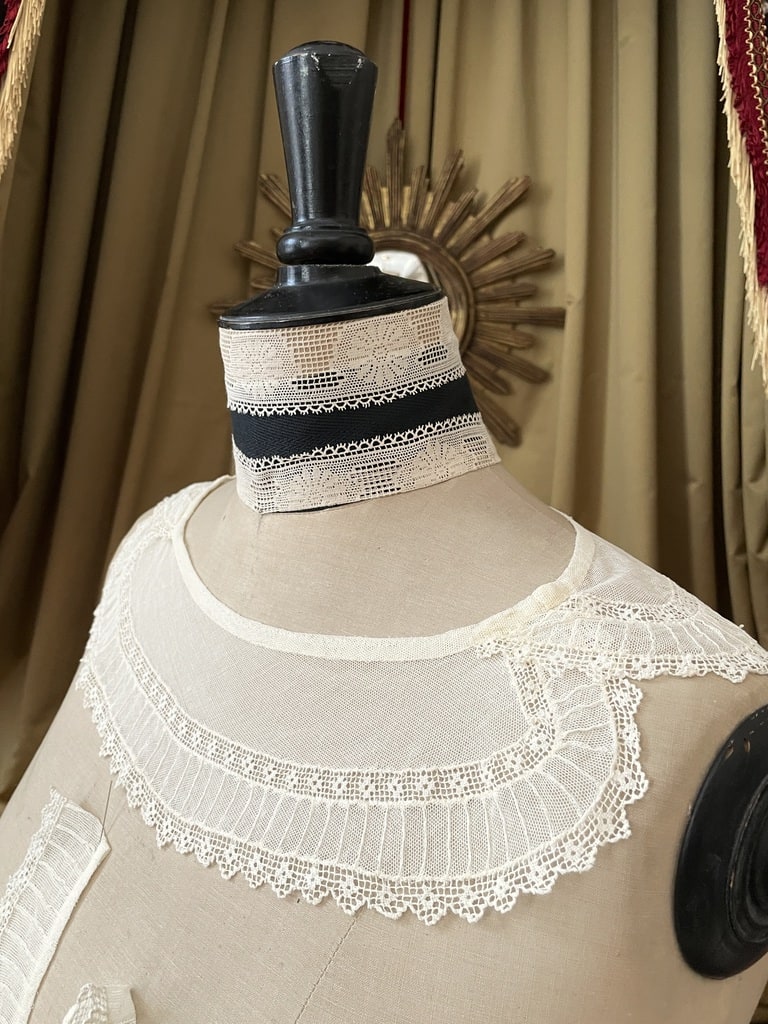 col-tulle-rebrode-mode-femme-mercerie-ancienne-costume-feminin-empiecement-robe-antiquite-brocante