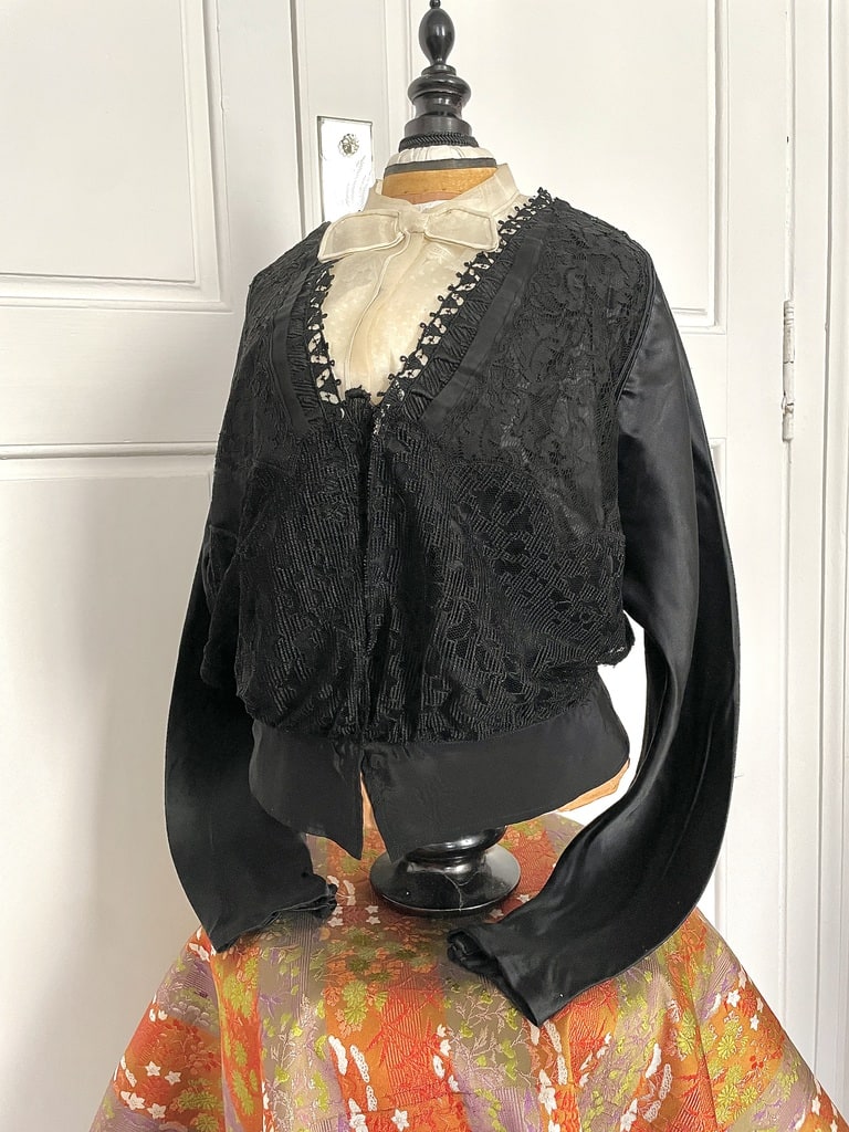 costume-ancien-soie-satin-duchesse-dentelle-noir-organdi-mode-femme-1880-1890-xixeme-taille-guepe-antiquite