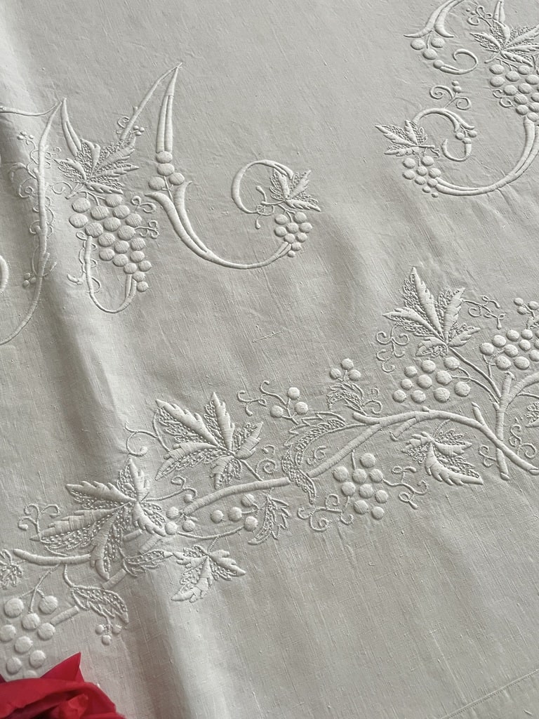 linge-ancien-drap-de-lit-broderie-blanche-main-plumetis-pois-raisins-feuilles-monogramme-mb-shabby-chic-antiquite-lin