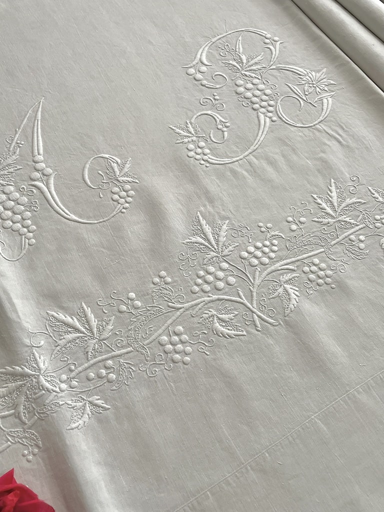 drap-de-mariage-lin-linge-ancien-trousseau-broderie-blanche-fait-main-raisins-bles-vigne-antiquite-brocante