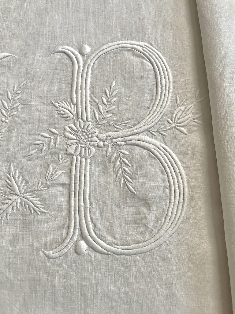 Drap ancien en lin blanc Art Déco brodé à monogramme, vers 1925 - France