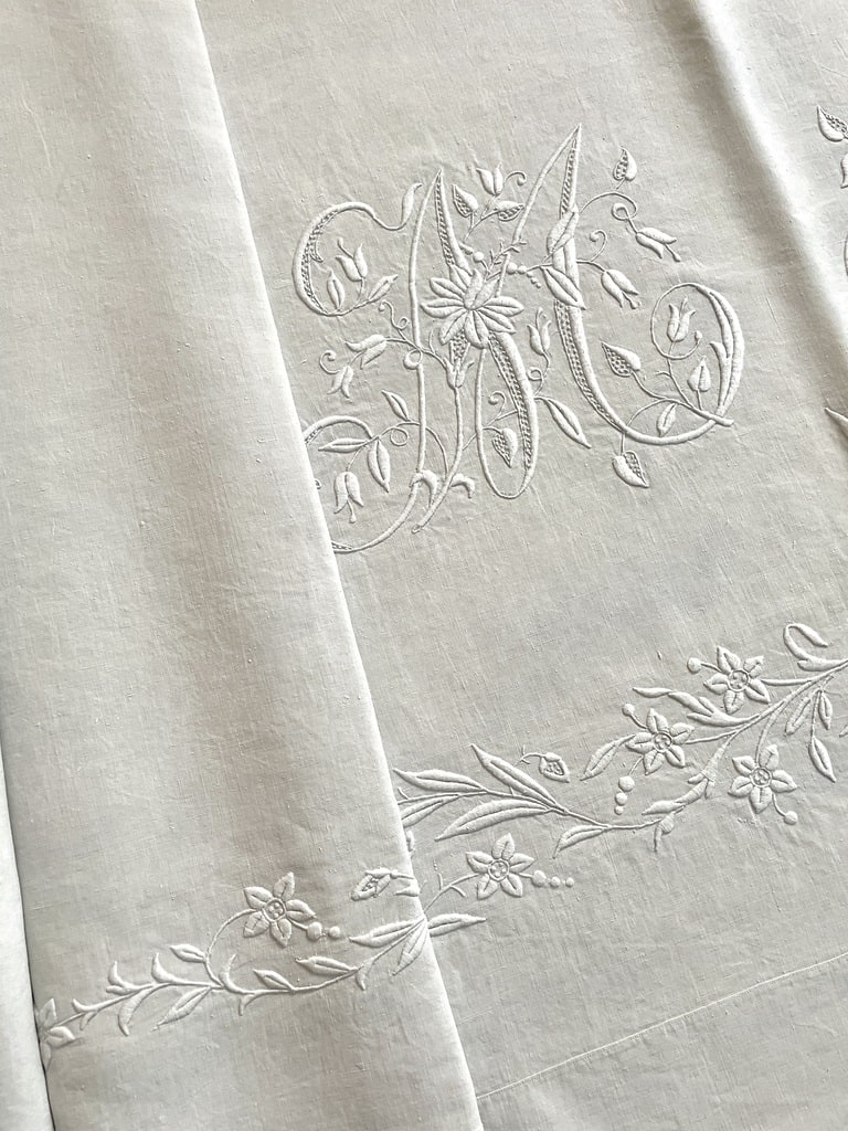 Joli drap ancien en lin monogramme fd couture au milieu à Augnax