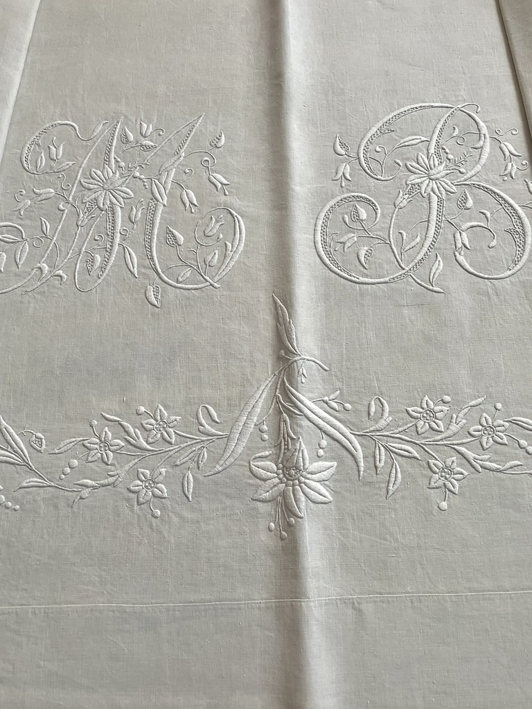 linge-ancien-drap-en-lin-chiffre-monogramme-initiales-broderie-blanche-antiquite-brocante