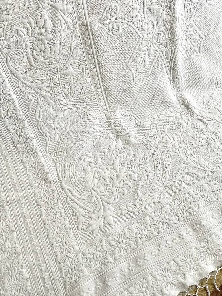 couverture-ancienne-provençale-fleurs-rinceaux-decor-floral-pique-coton-marseillais-provence-antiquite-vintage